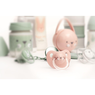 SUAVINEX | PREMIUM Cumlík anatómický HYGGE 6-18 m FÚZIKY - RUŽOVÁ